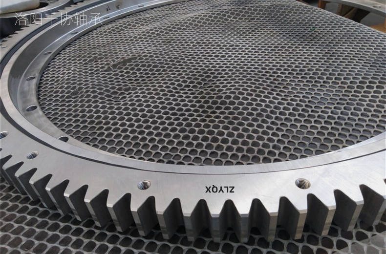 [ZLYQX]什么原因導致回轉支承在塔吊上發(fā)出響動，解決方法是什么？