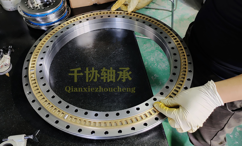 轉臺軸承需要預緊嗎？預緊的目的和方法